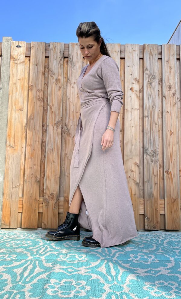 Maxi Gebreide wikkel jurk met lange mouwen – Lila kleur– one size.